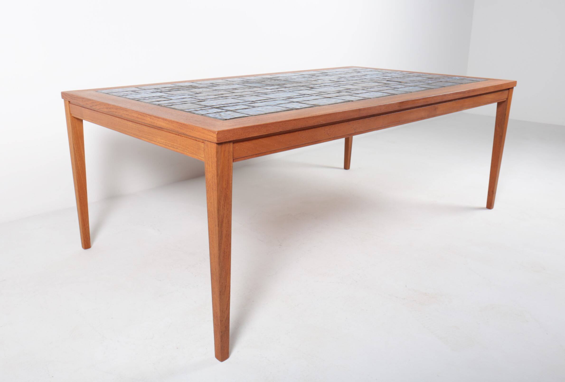 Table basse danoise en teck et céramique bleue