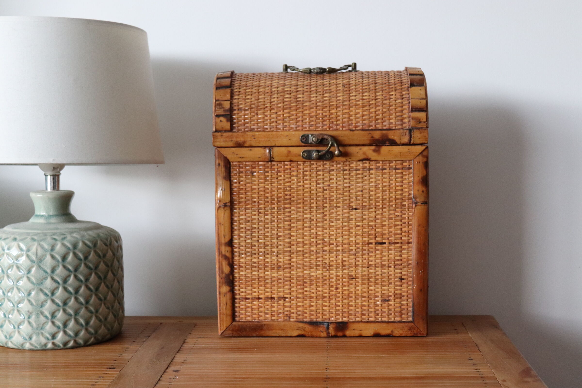 Wicker bottle basket and bamboo