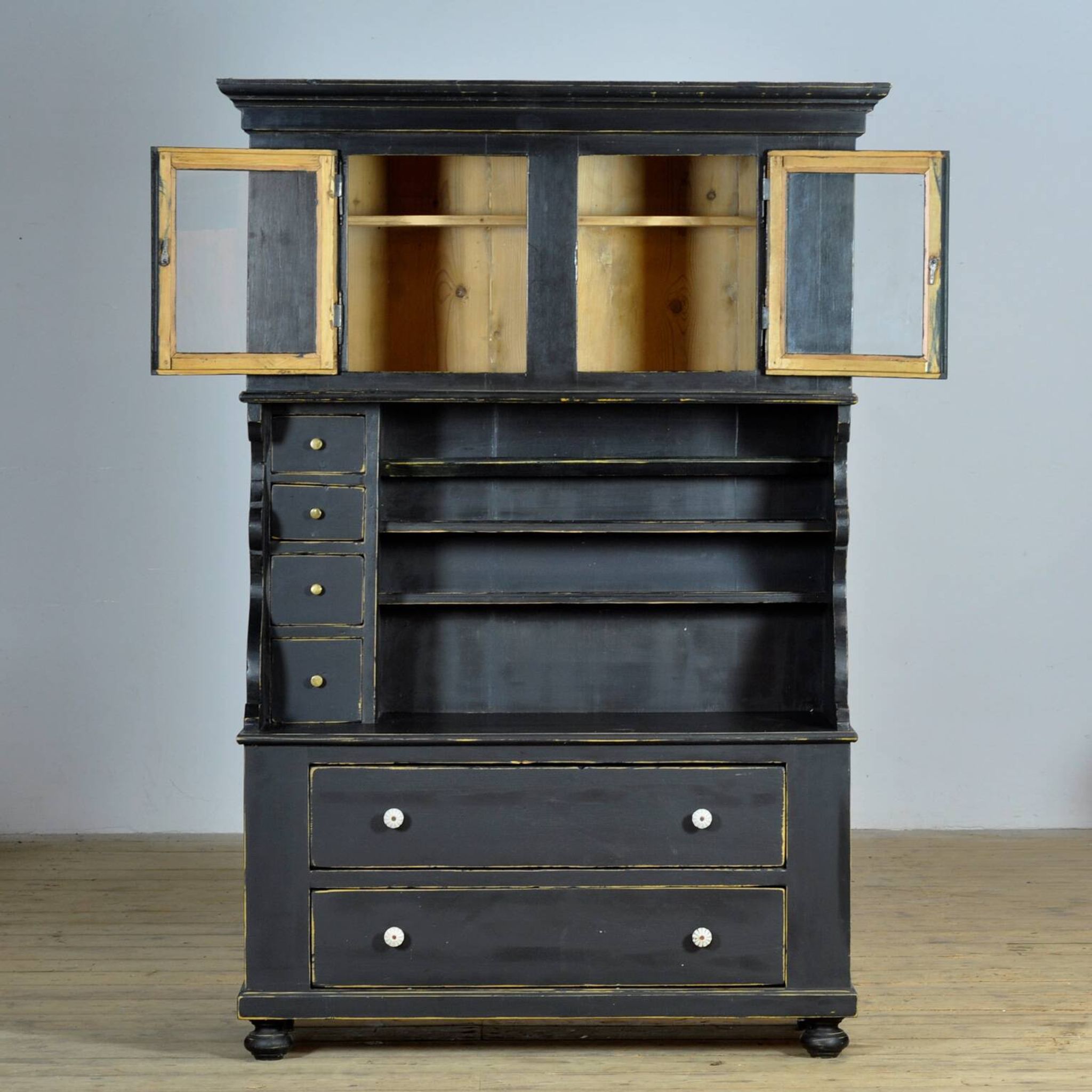 Armoire en pin noir, vers 1900