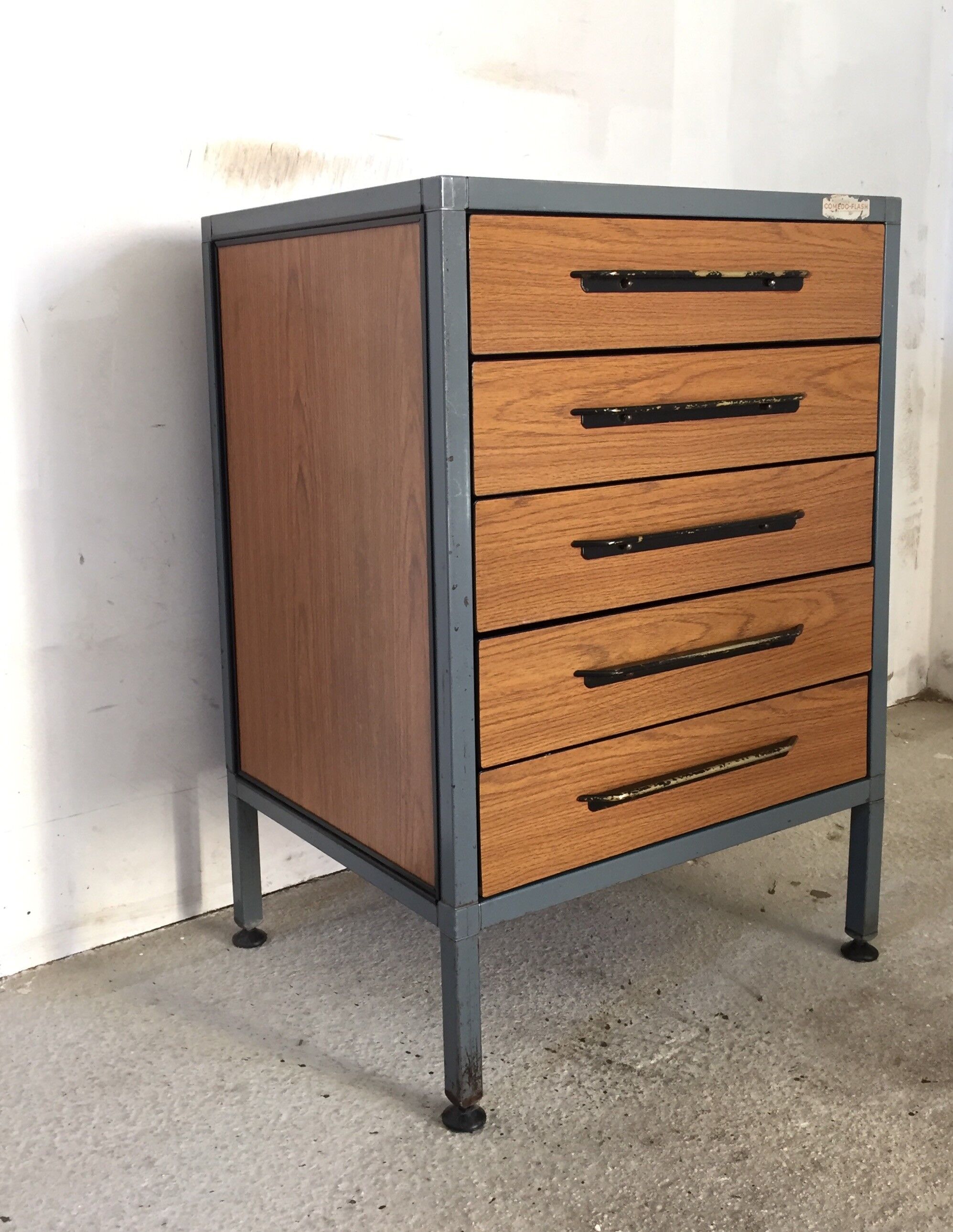 Commode industrielle en métal et bois
