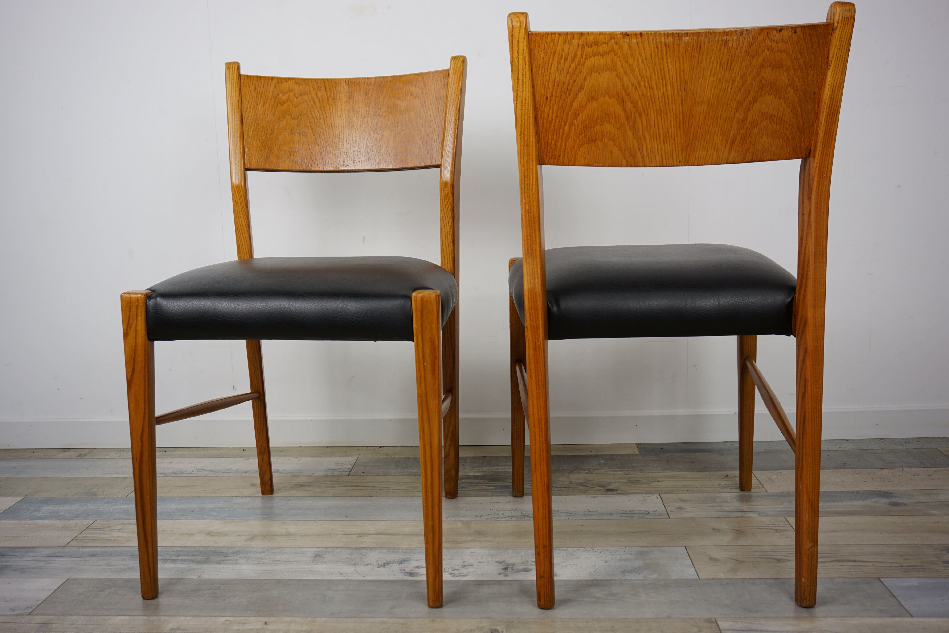 Wooden oval table and 6 matching chairs 60