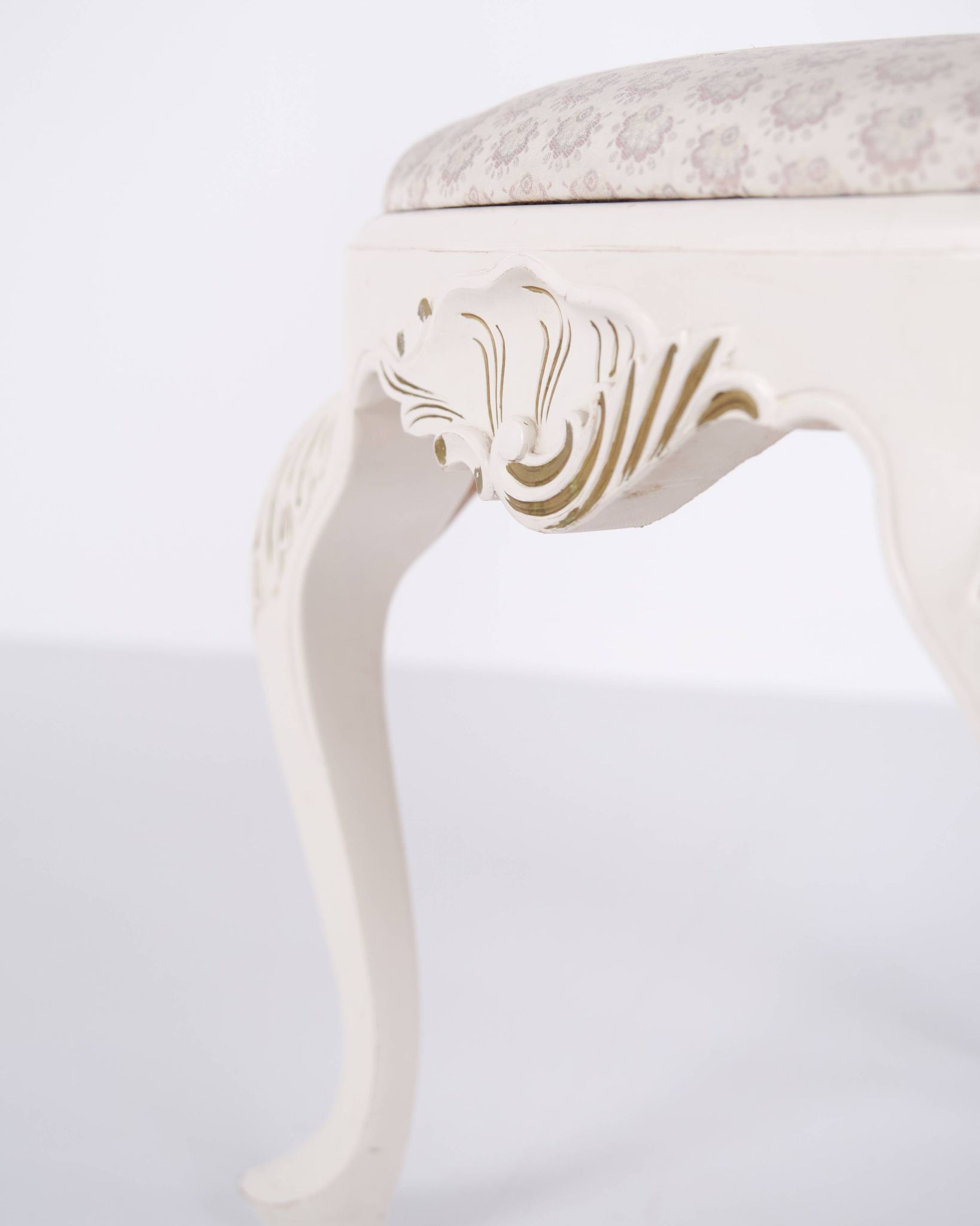 Set of six dining chairs - Neo Rococo style - white painted with decorative details - 1920s