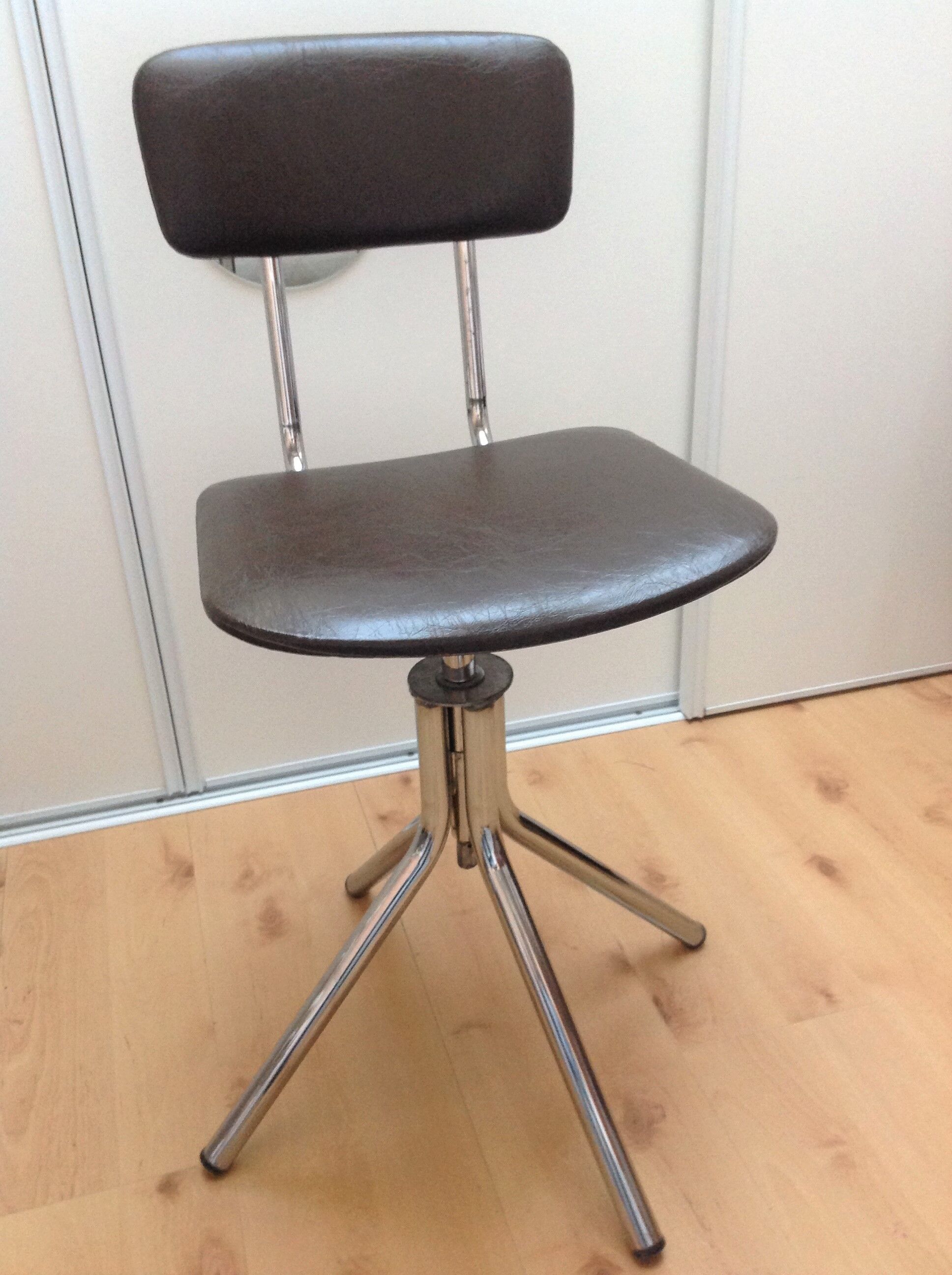 Swivel chair in chromed metal and skai brown years 60-70