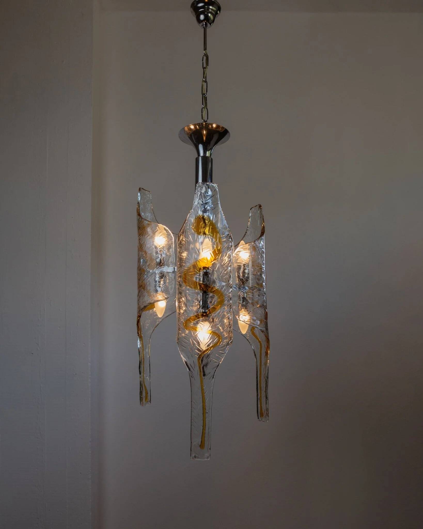 Chandelier XXL en verre de Murano clair et ambre avec chrome par Toni Zuccheri pour Mazzega, Italie, années 1970.