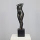 Sculpture en bronze d'un torse féminin debout par Francine Govers, années 1990.