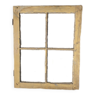 Petite fenêtre ancienne à croisillon