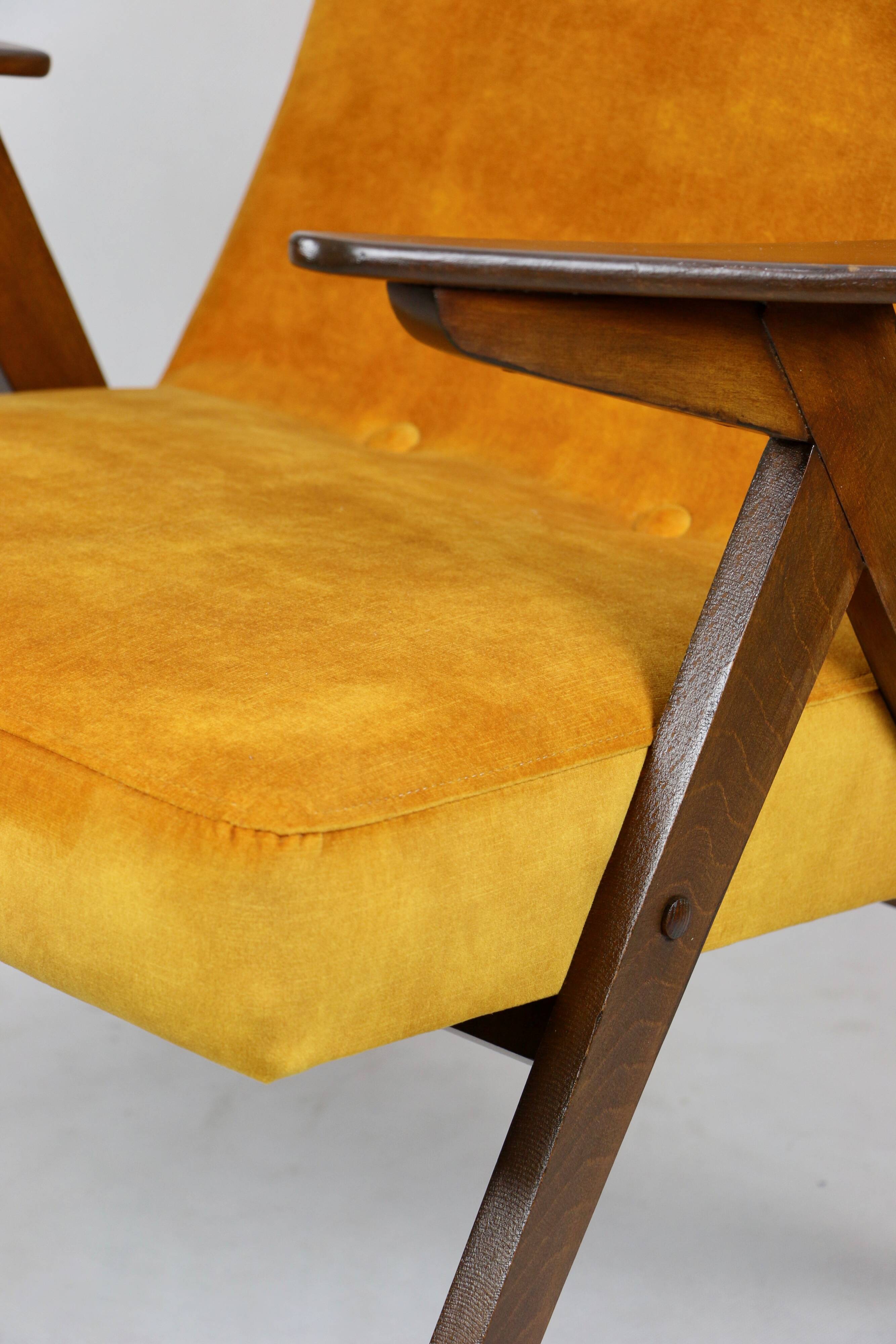 Fauteuil caméléon en or jaune attribué à jozef chierowski, 1970