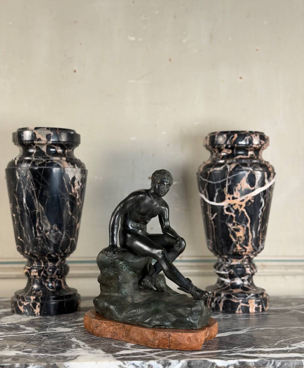 Paire de vases en marbre Portor, vers 1920