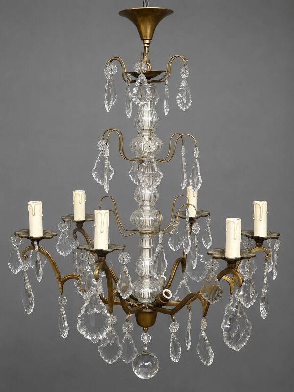 Lustre de style Louis XV en bronze doré, orné de pampilles en cristal. 8 points lumineux.