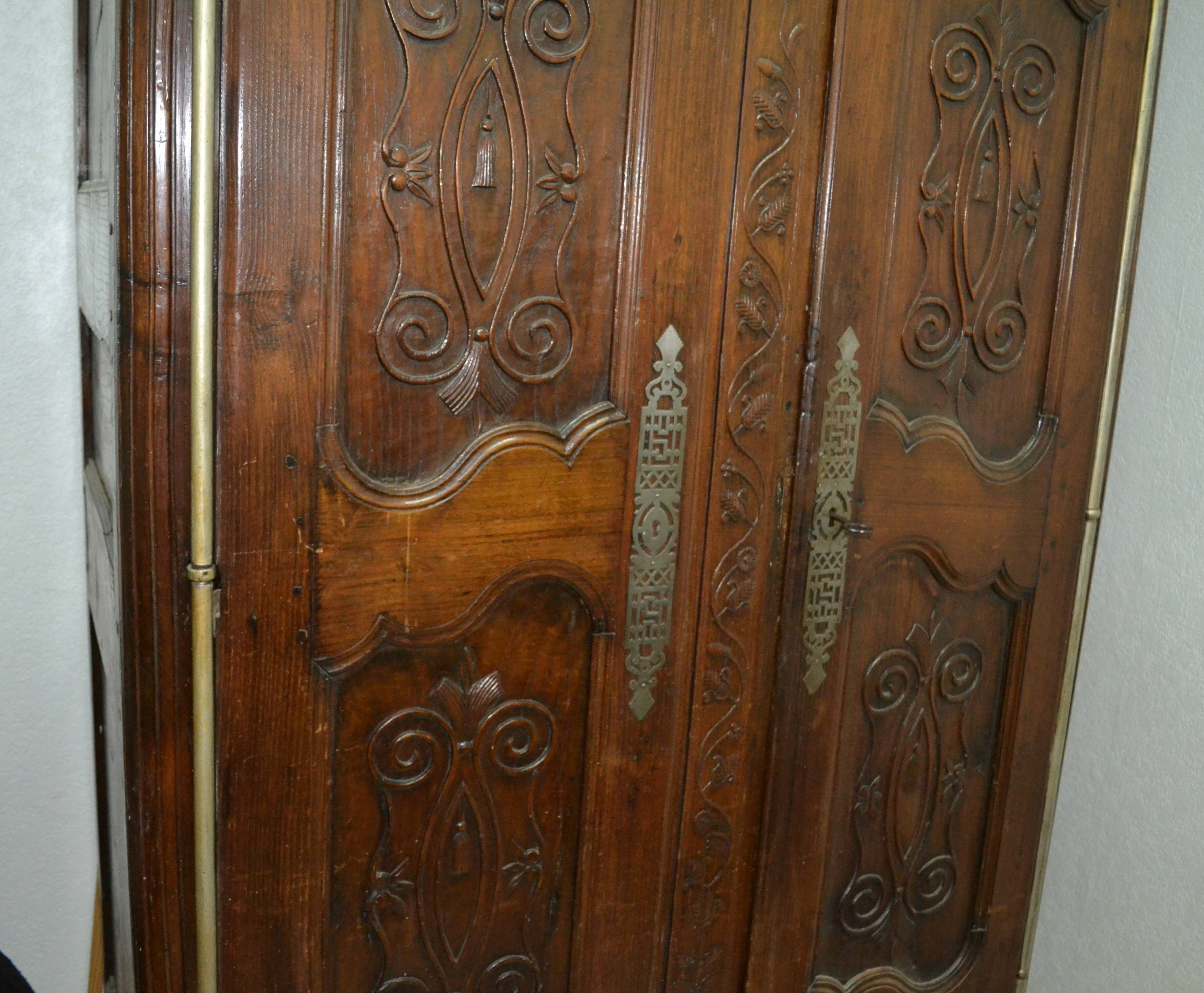 Armoire de mariage en chêne sculpté XVIIIeme