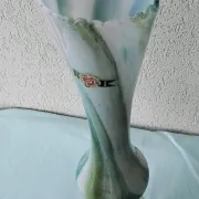 Pedestal vase in opaline