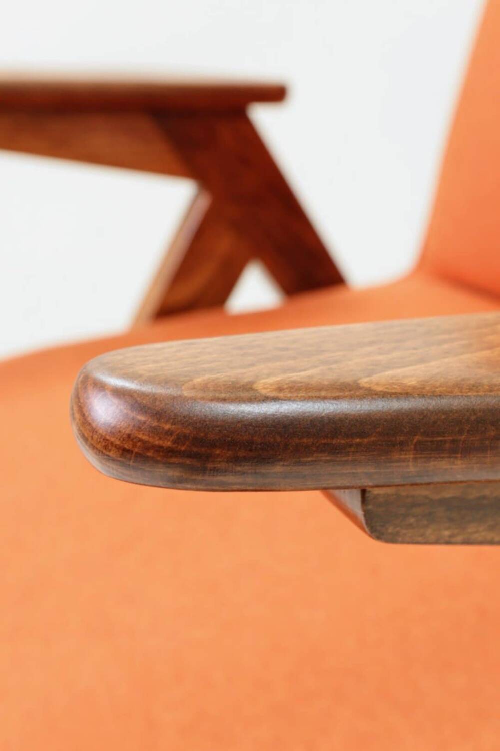 Fauteuil lounge vintage en laine, tissu orange et bois de hêtre