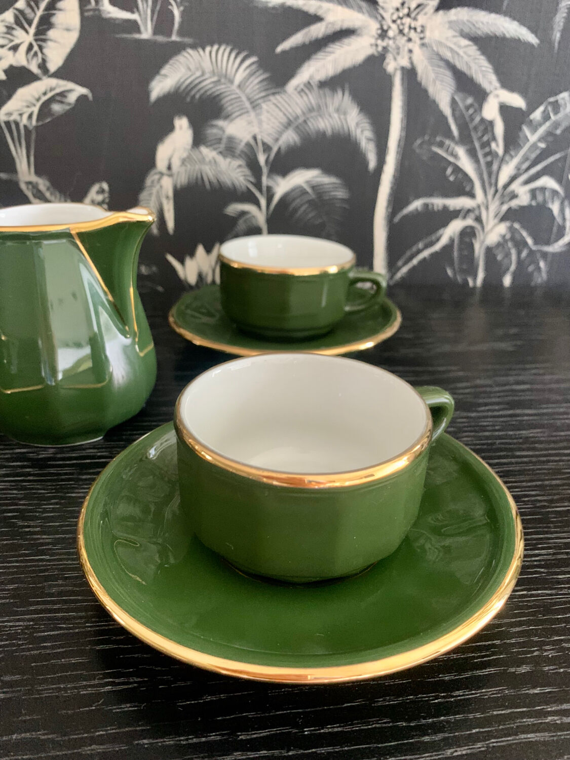 Set of 4 cups and their saucers and milk jug