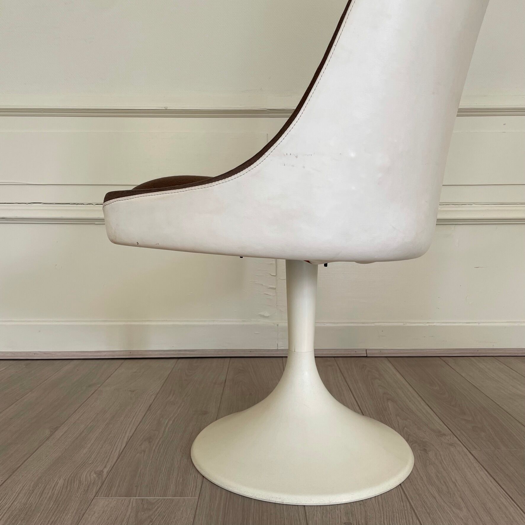 Tulip foot armchairs, 1970