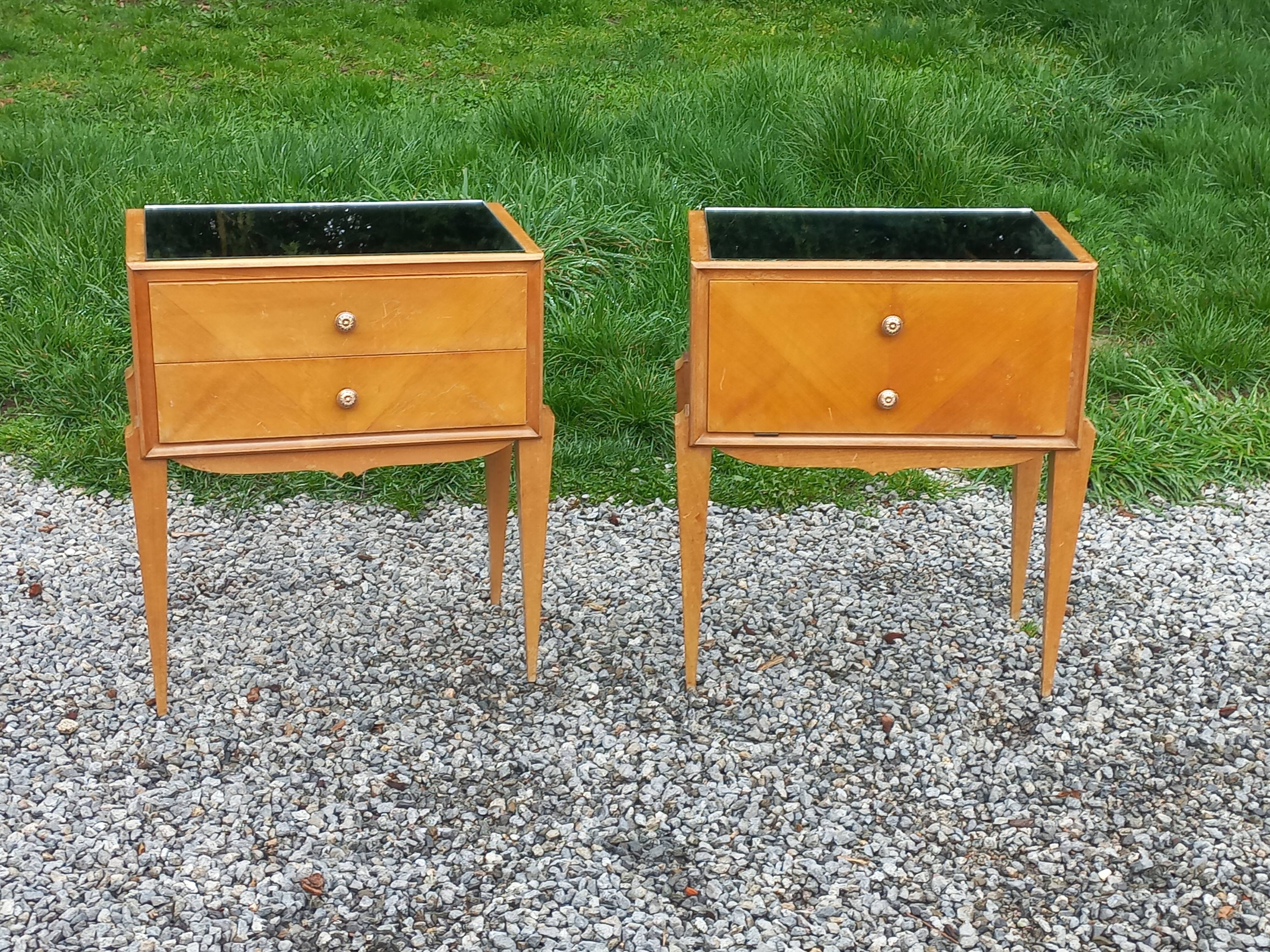 Vintage pair of bedside tables from the 1950s in sycamore and a mirror.