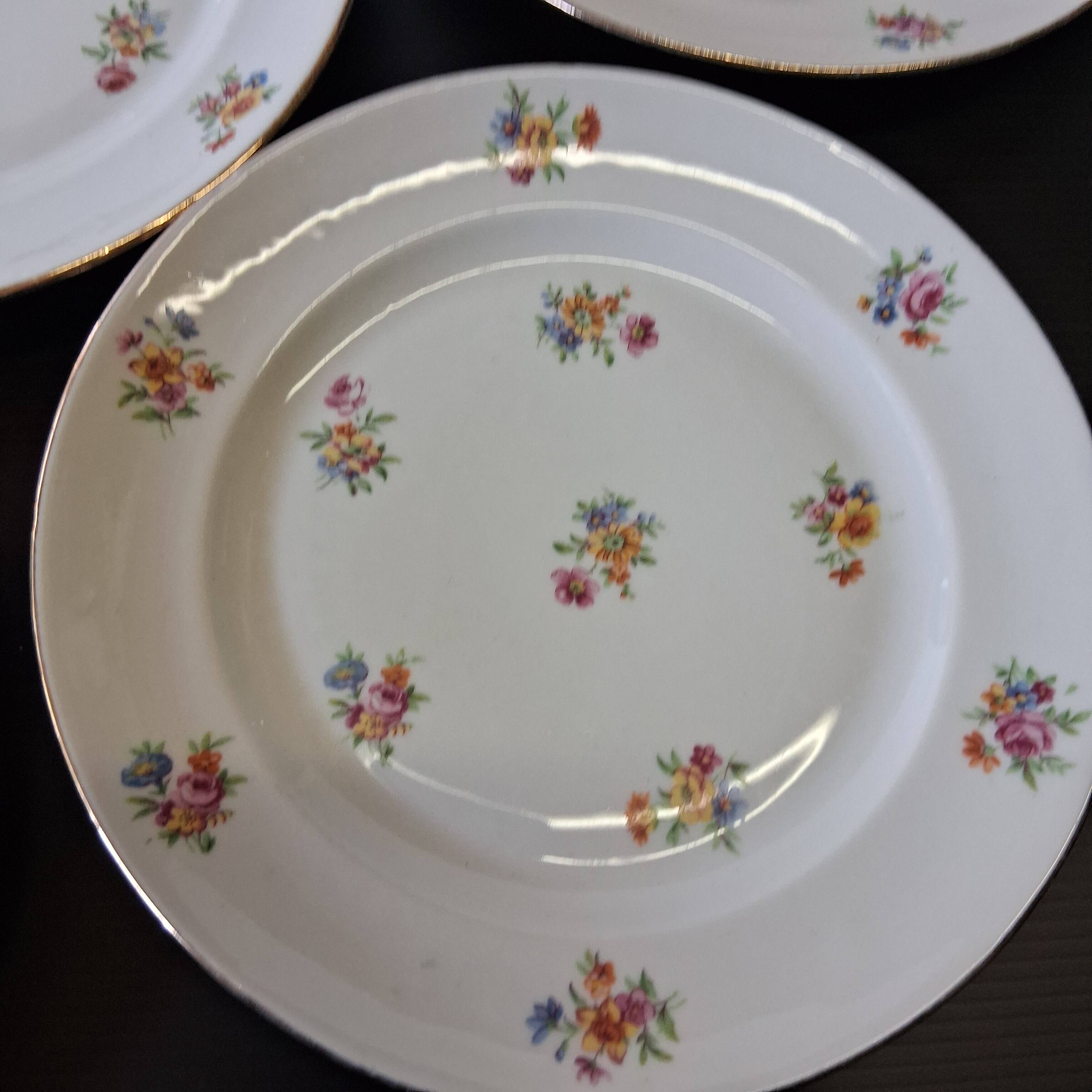 6 dessert plates in French porcelain in good condition.
