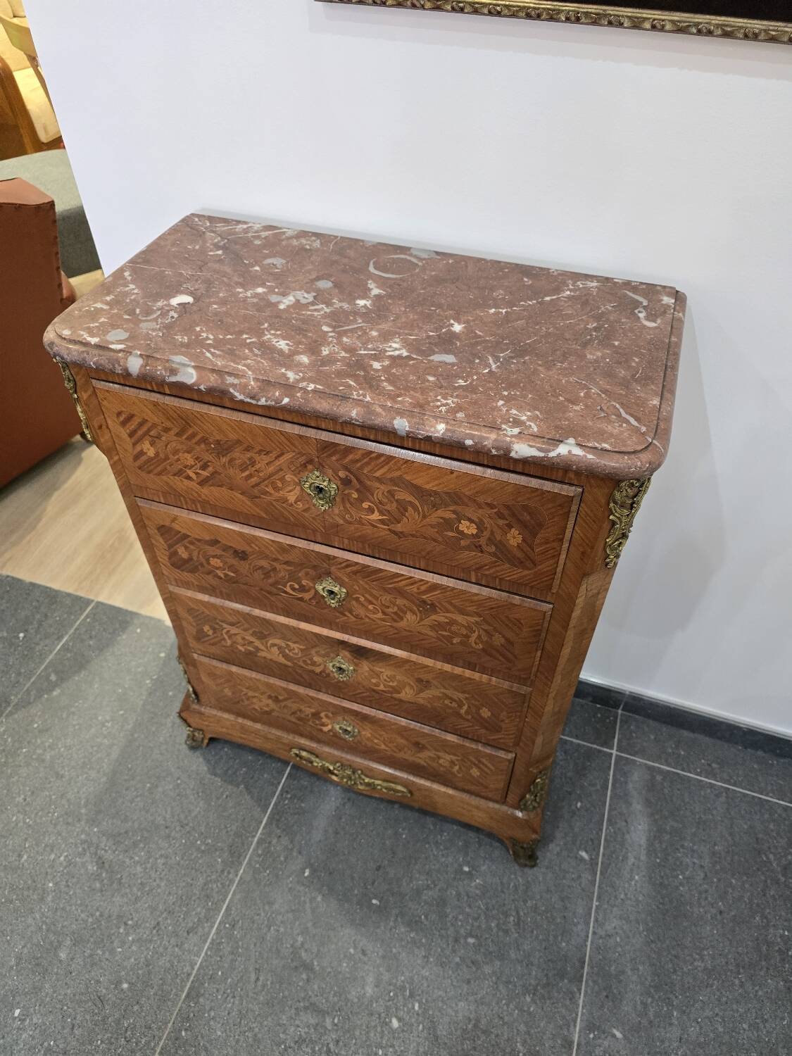 Louis XV chest of drawers in marquetry and gilded bronze - Marble top