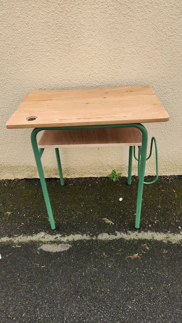 Ancien bureau d'école de couleur vert vintage des années 1960-1970