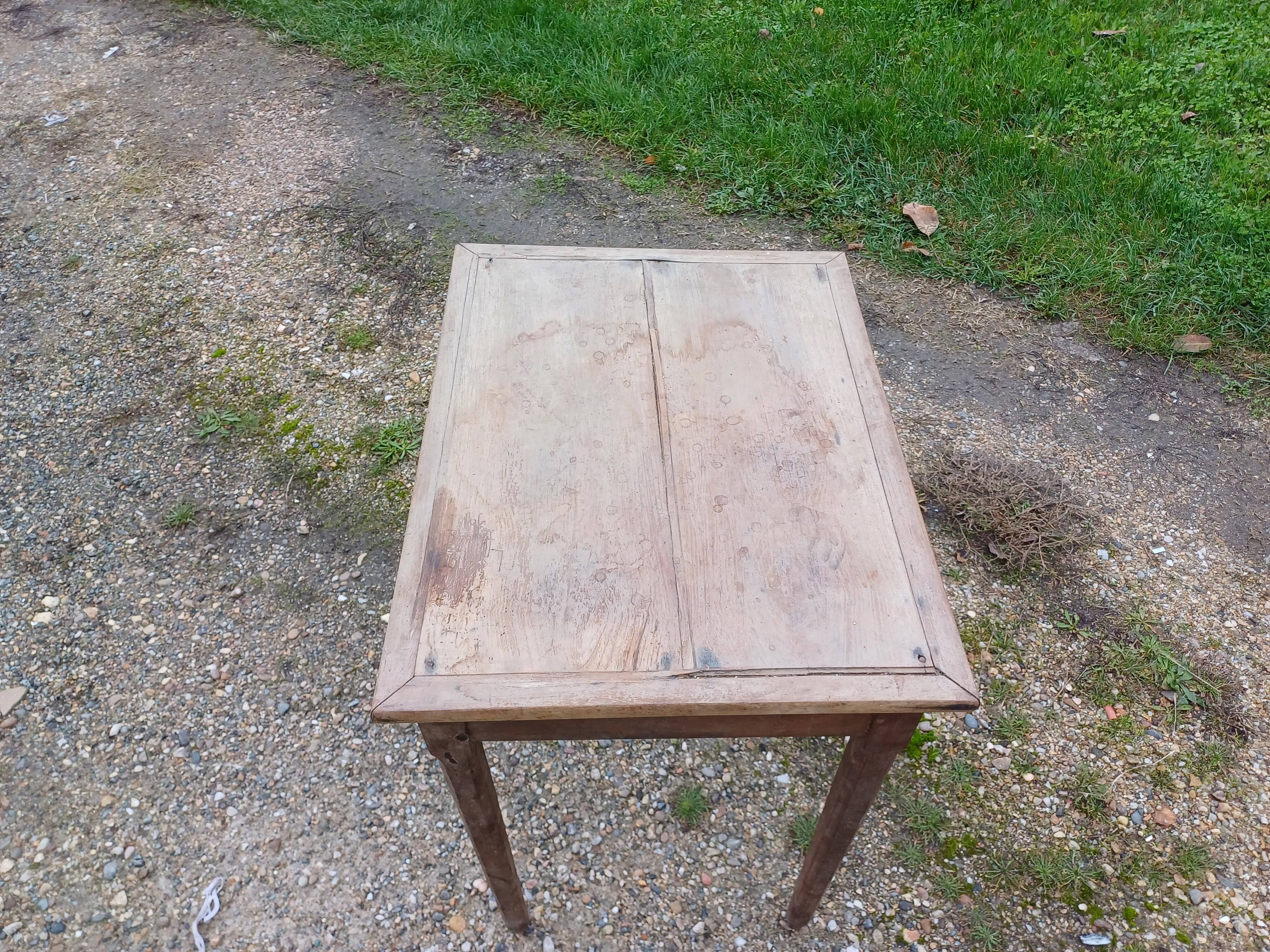 Small walnut table, 1 drawer