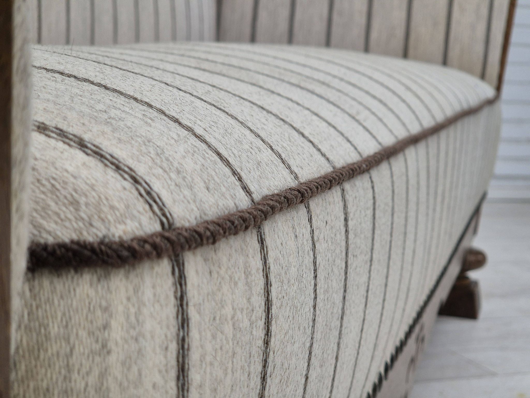Années 1950, design scandinave, fauteuil retapissé, tissu blanc/gris clair, bois de chêne.