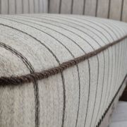 Années 1950, design scandinave, fauteuil retapissé, tissu blanc/gris clair, bois de chêne.