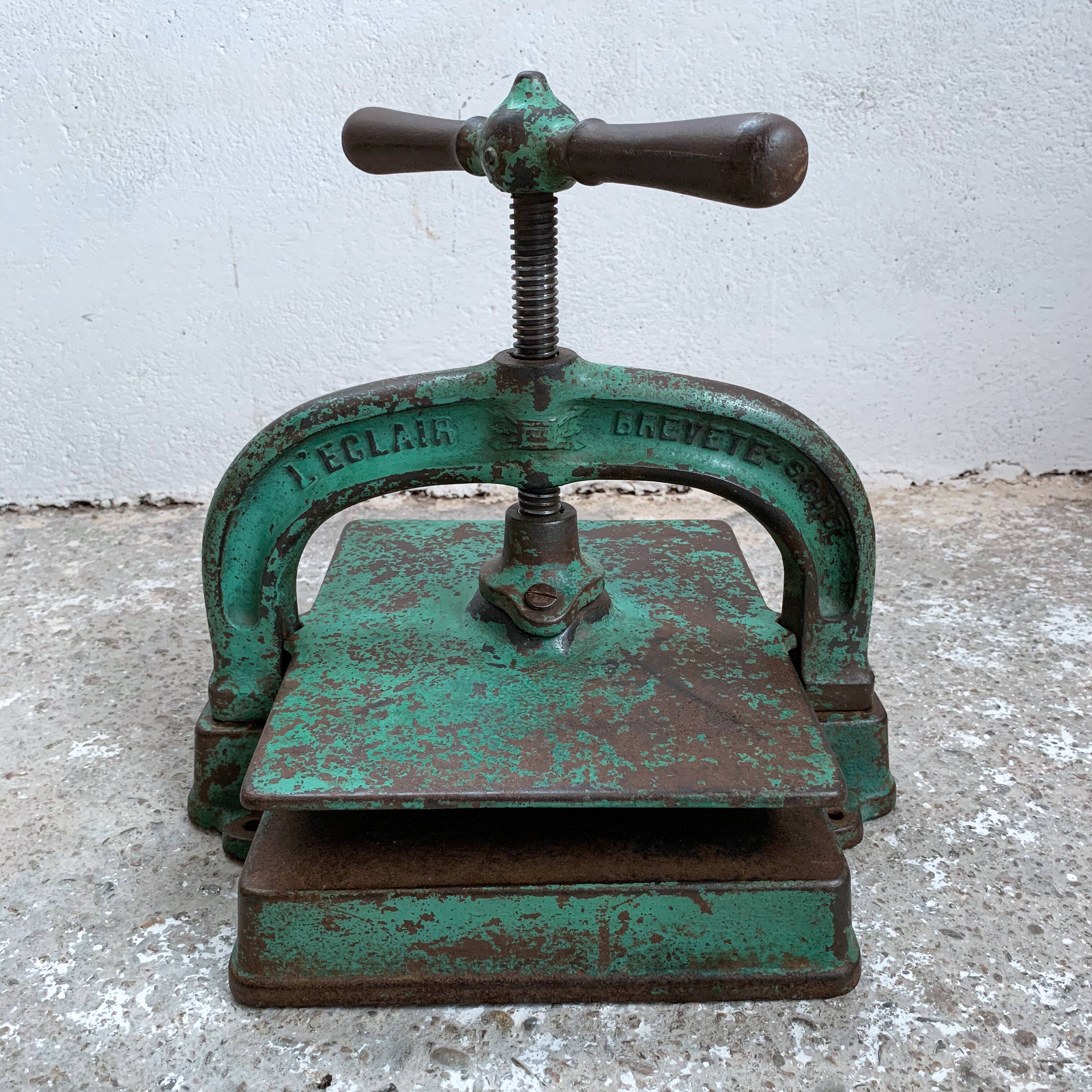 Cast-cast printing press to be linked