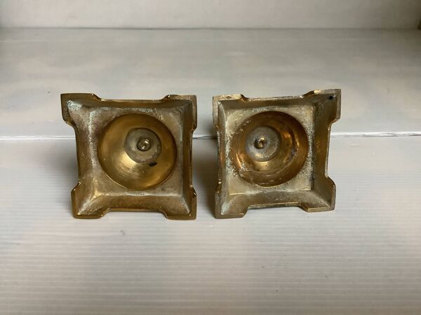 Paire de petits bougeoirs en laiton