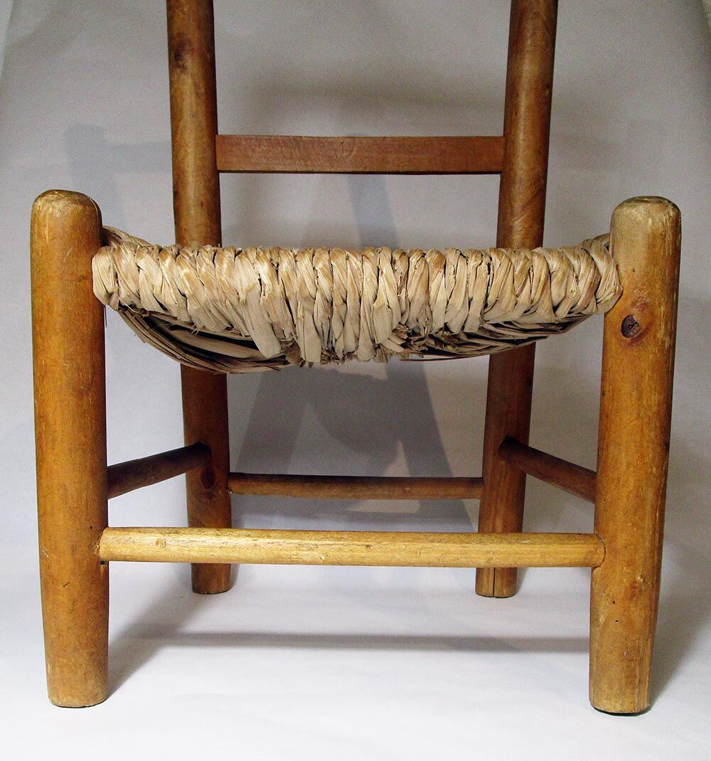 Old child chair in wood and straw