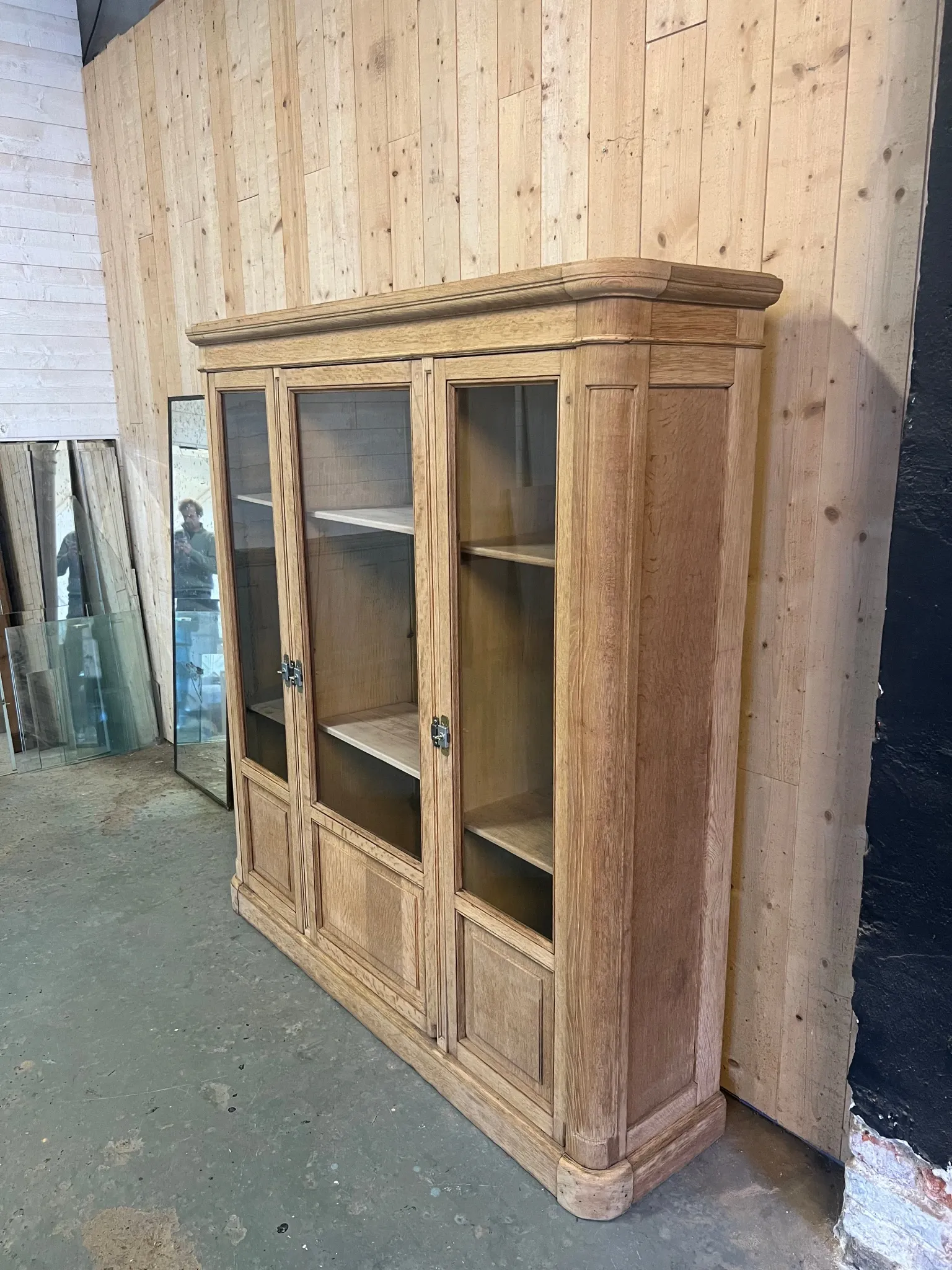 Library in oak from the late 19th century.