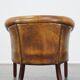 Fauteuil club en peau de mouton subtile avec finition cloutée décorative