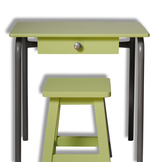 Green child office with his stool