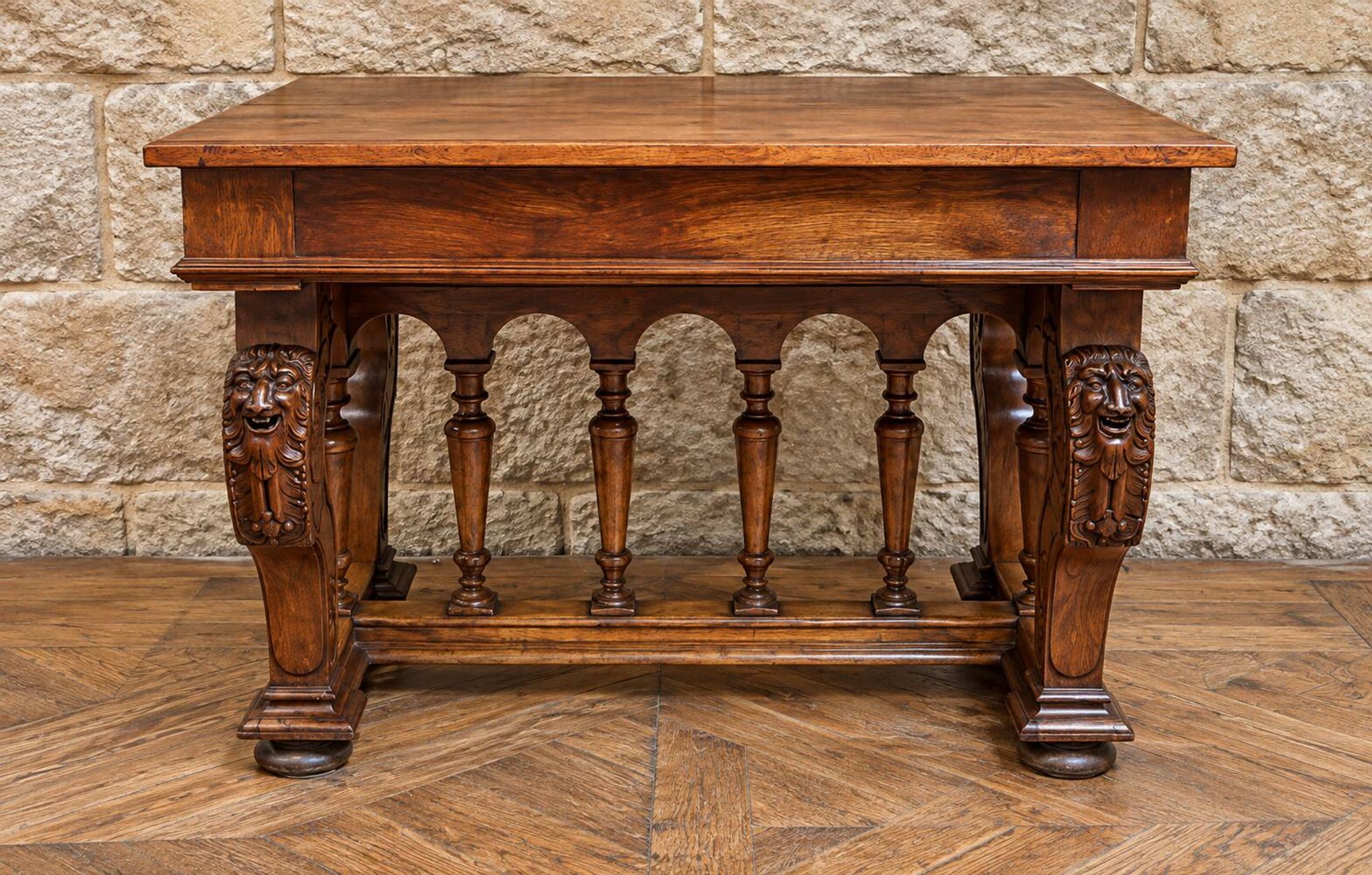 Table de milieu en noyer sculpté – Style Néo-Renaissance – XIXe siècle