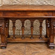 Table de milieu en noyer sculpté – Style Néo-Renaissance – XIXe siècle