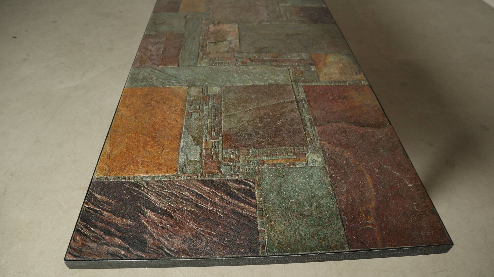 Table basse postmoderne par Pia Manu, Belgique