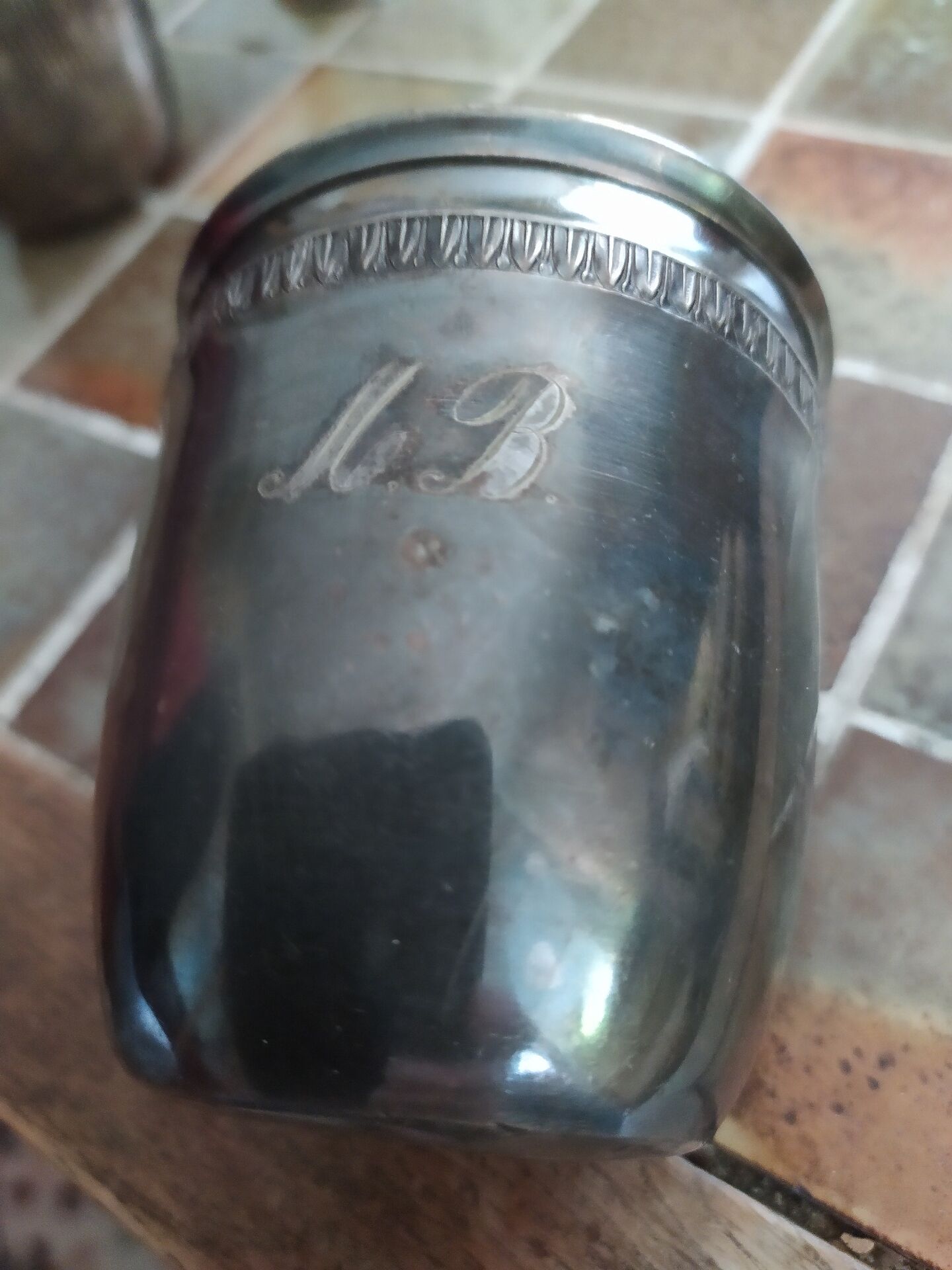 Tasses en métal argenté