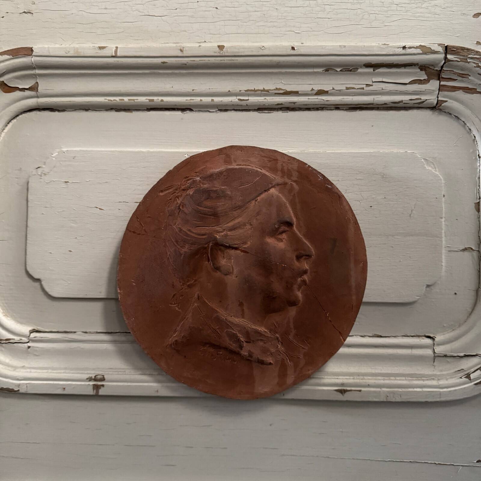 Médaillon en terre cuite par Charles Filleul travail d'atelier, XXe s.