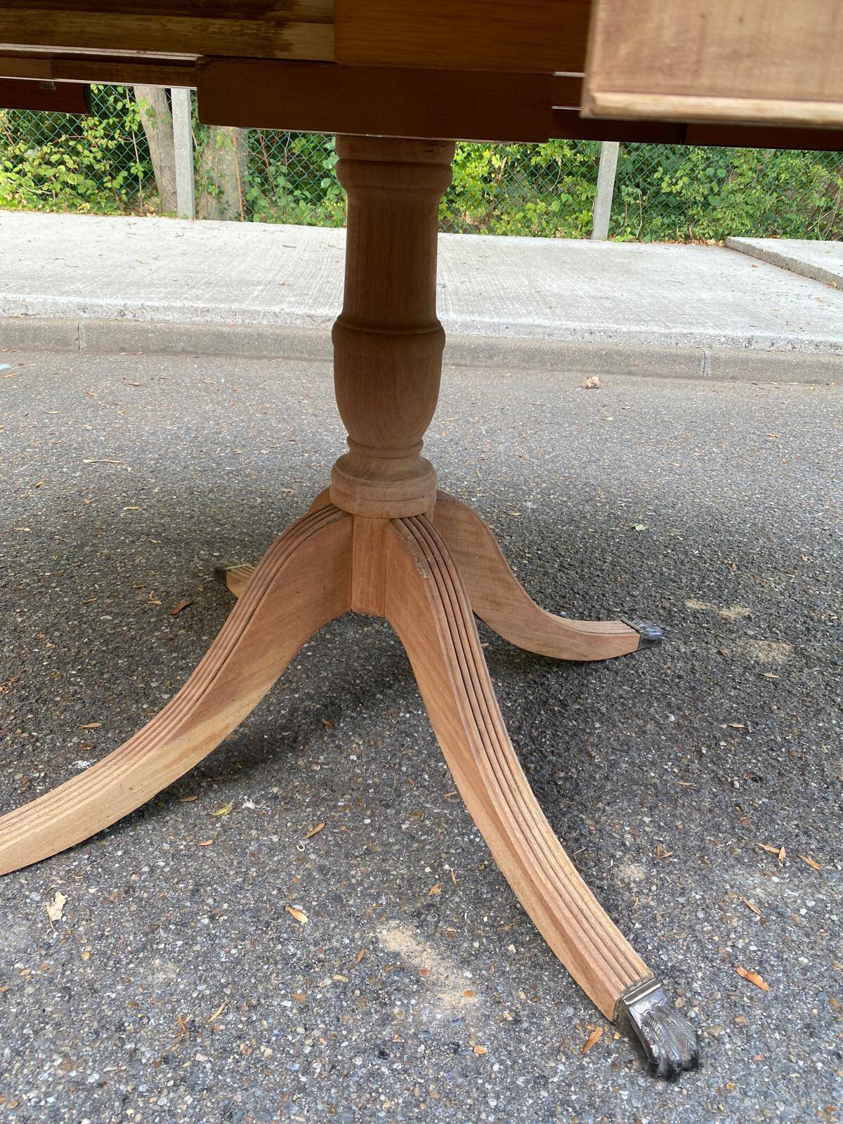 Round extendable dining table Regency central leg stripped mahogany 1960