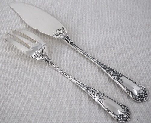 Ercuis Louis XV floral, 12 fish cutlery sets, 24 pieces in silver-plated metal.