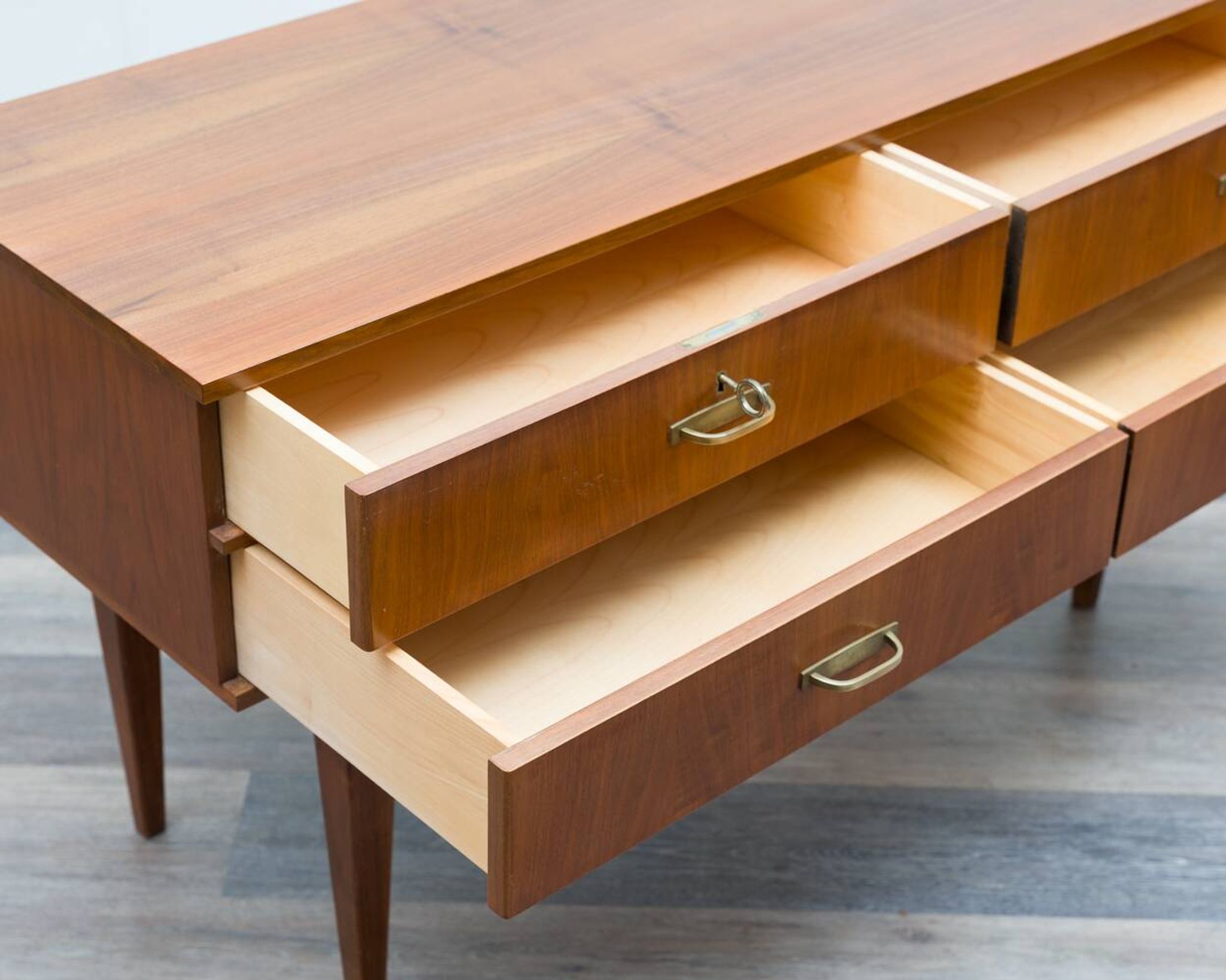 Enfilade/commode des années 1950 en noyer. Excellent état d'origine.