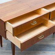 Enfilade/commode des années 1950 en noyer. Excellent état d'origine.