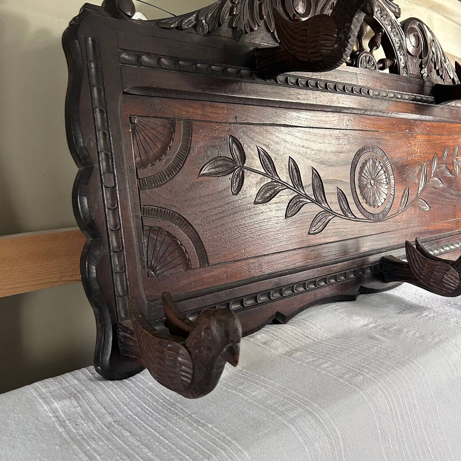 Breton panel with 5 hooks and carved birds