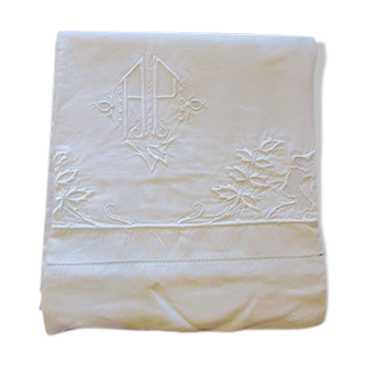 Ancien drap en fil blanc monogrammé AP
