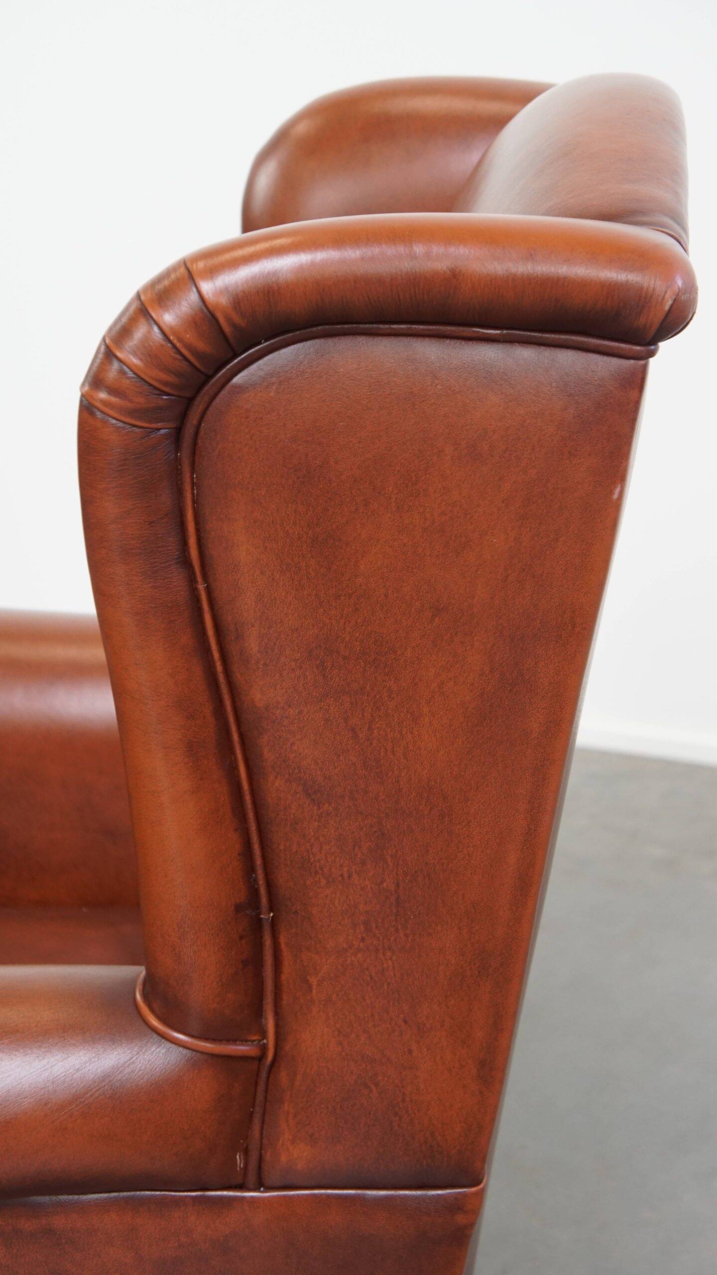 Fauteuil à oreilles de style anglais en cuir de vachette