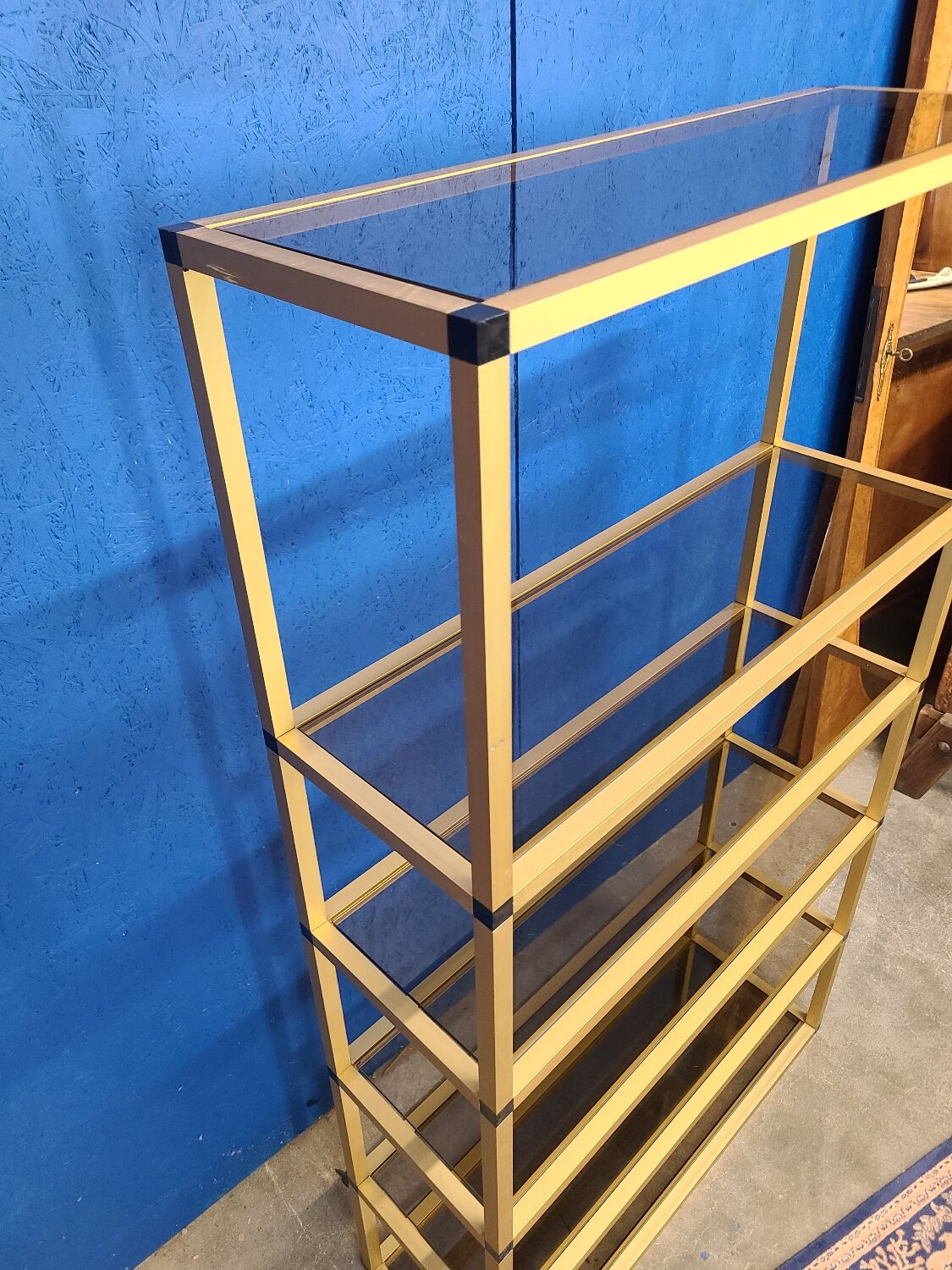 Étagère métal doré et verre fumé vers 1970