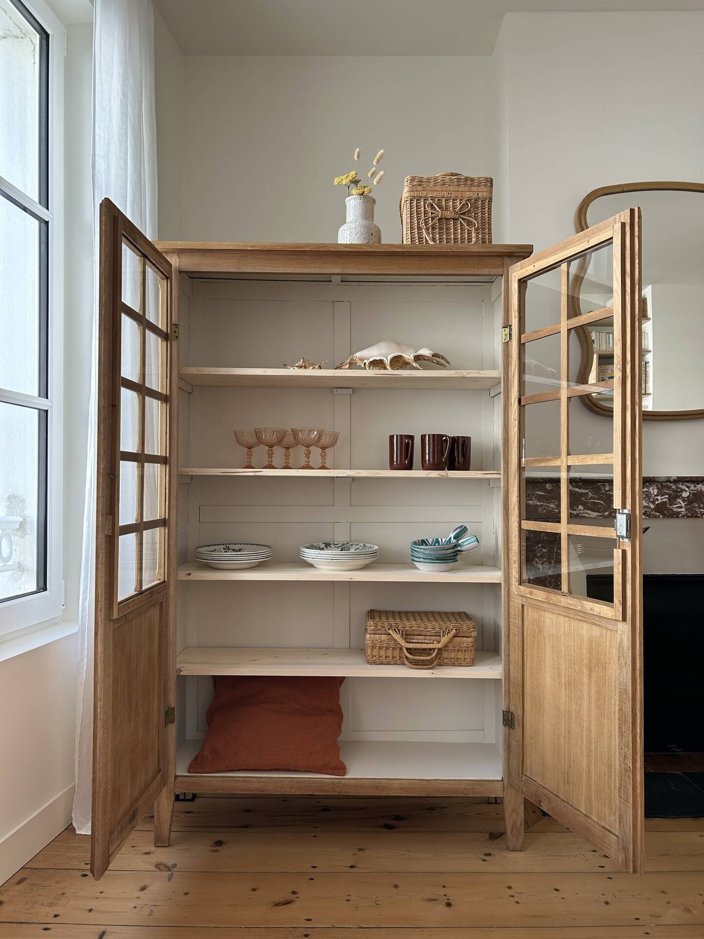 Armoire vitrée en chêne brut