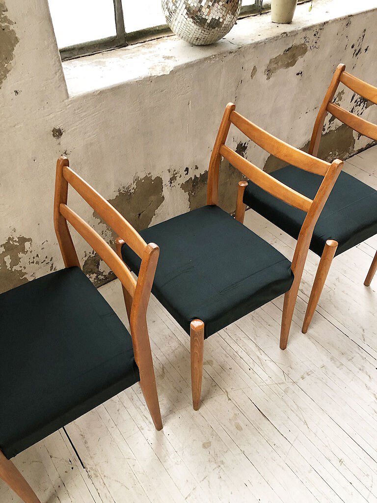 Set 4 green Scandinavian chairs