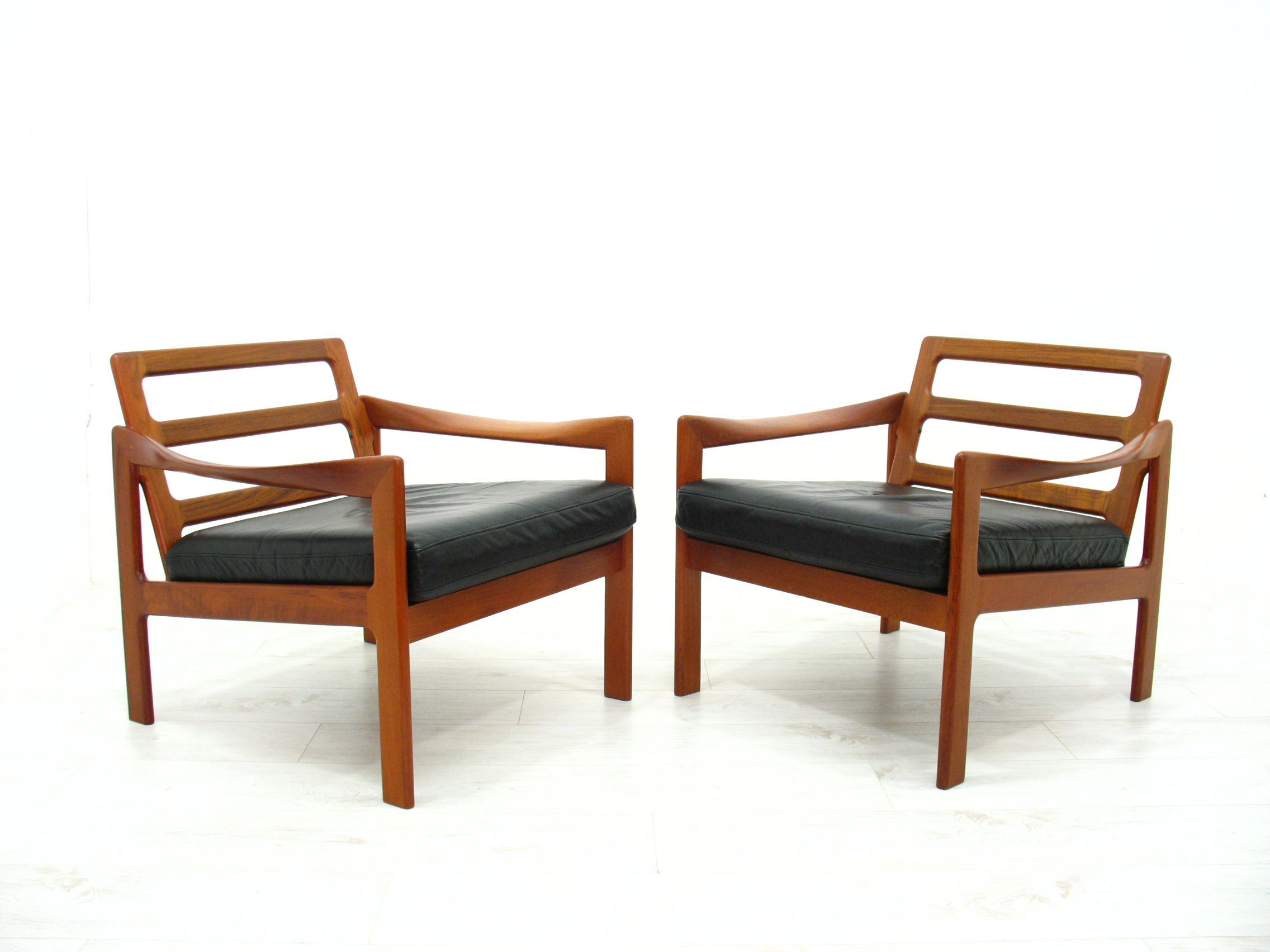 Lounge chairs by Illum Walkelsø for Niels Eilersen, 1960s