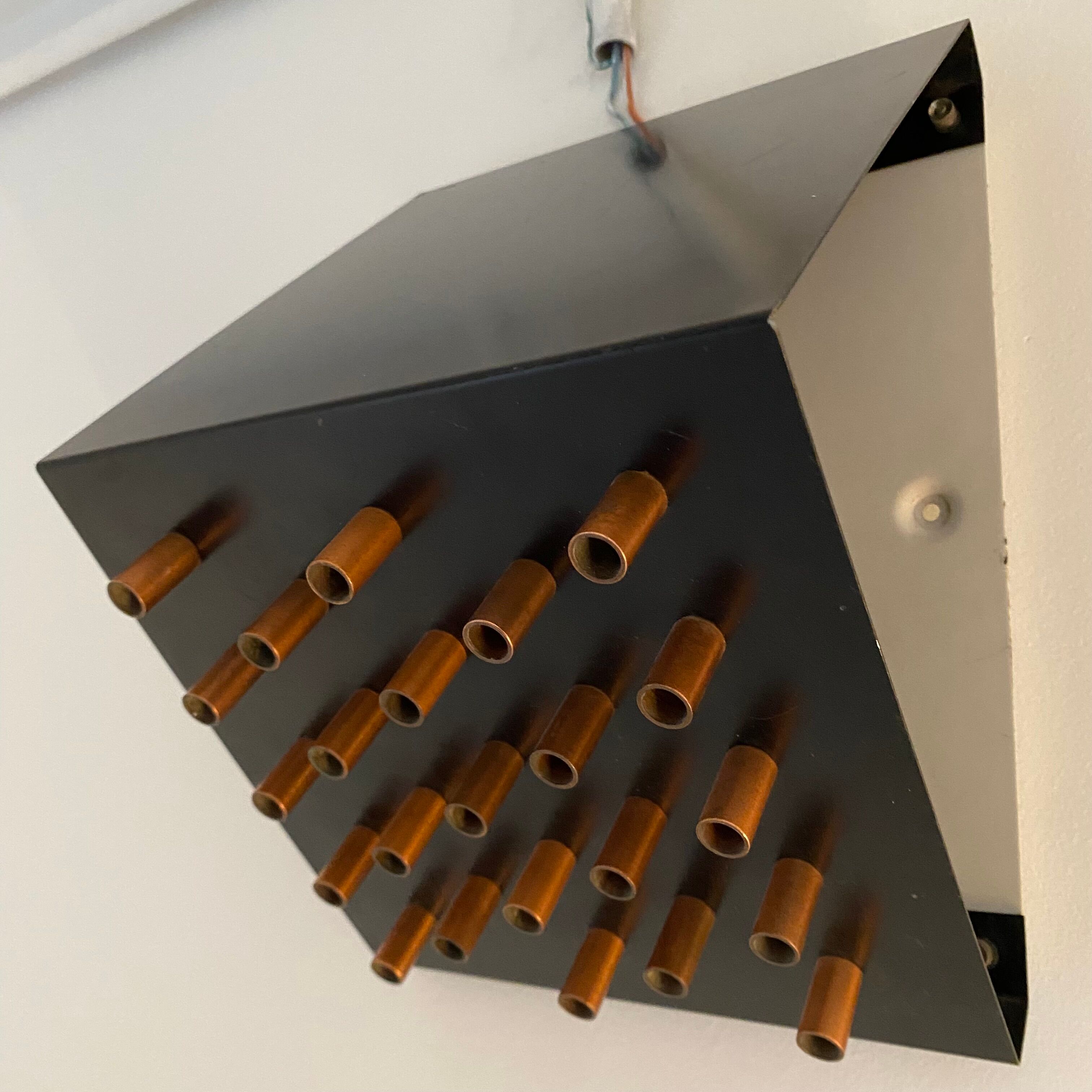 Applies "Chiaroscuro" by Raak. 1962