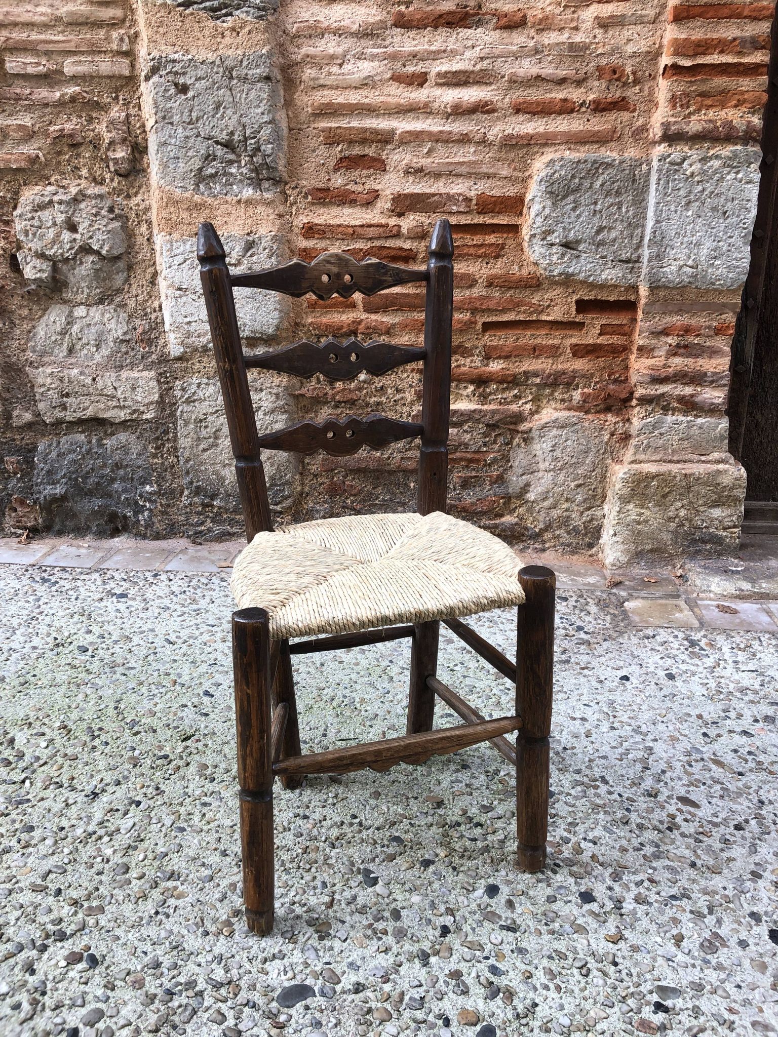 Chaise paillée brutaliste