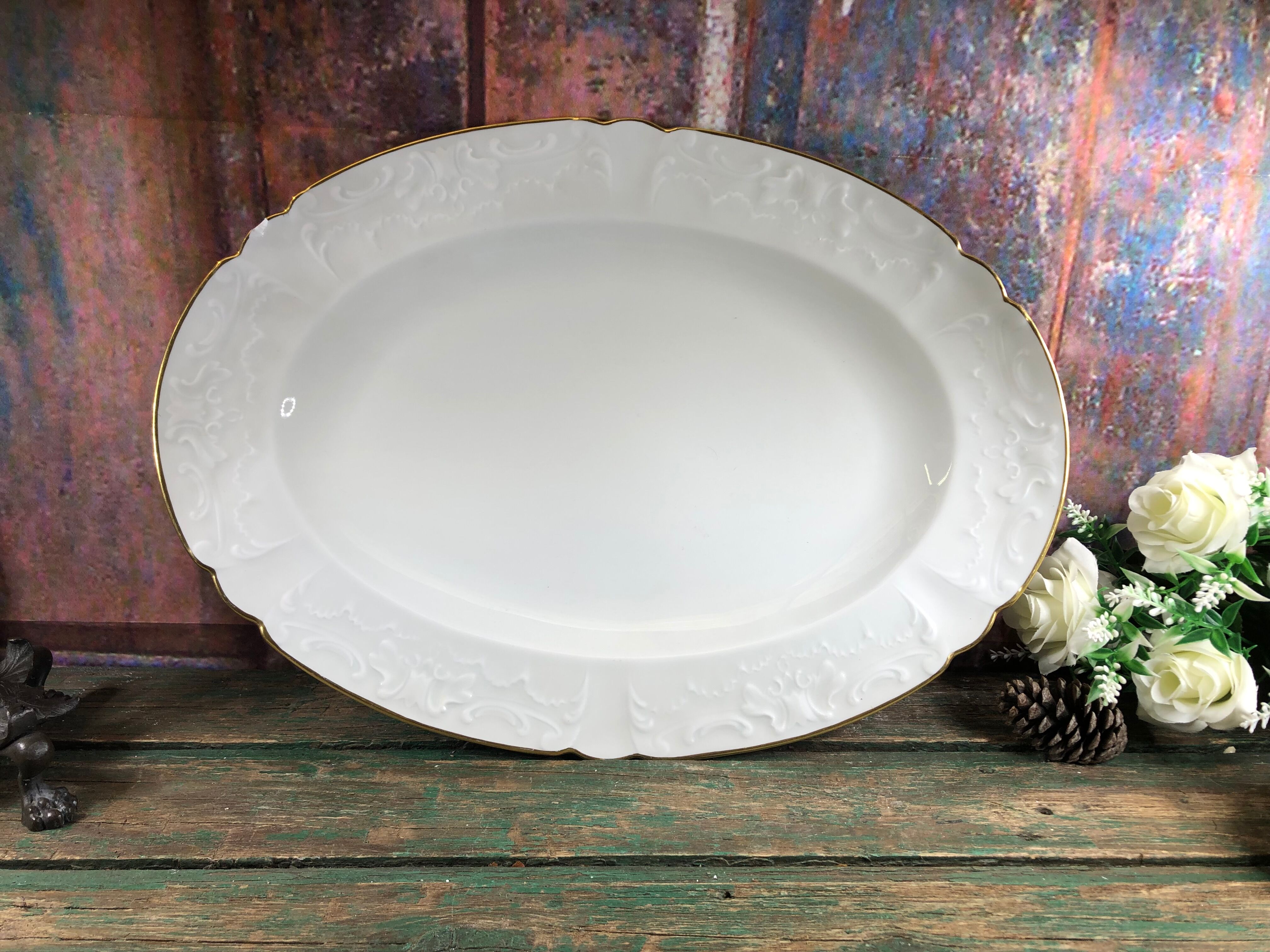 Very large oval Christmas dish in Limoges porcelain white and gold 43cm